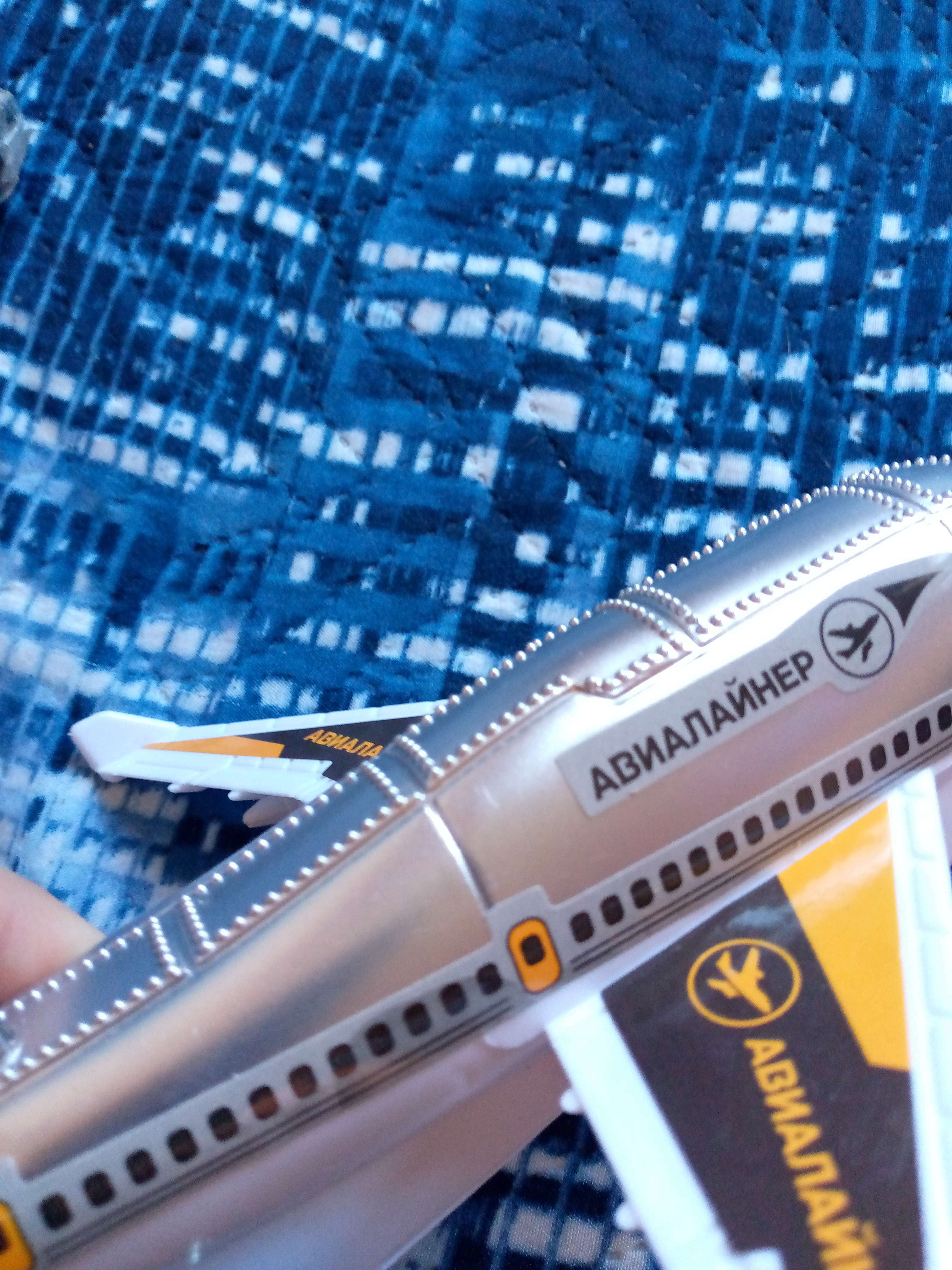 Фотография покупателя товара Самолет на радиоуправлении «Лайнер», световые эффекты, работает от батареек, цвет серый - Фото 2