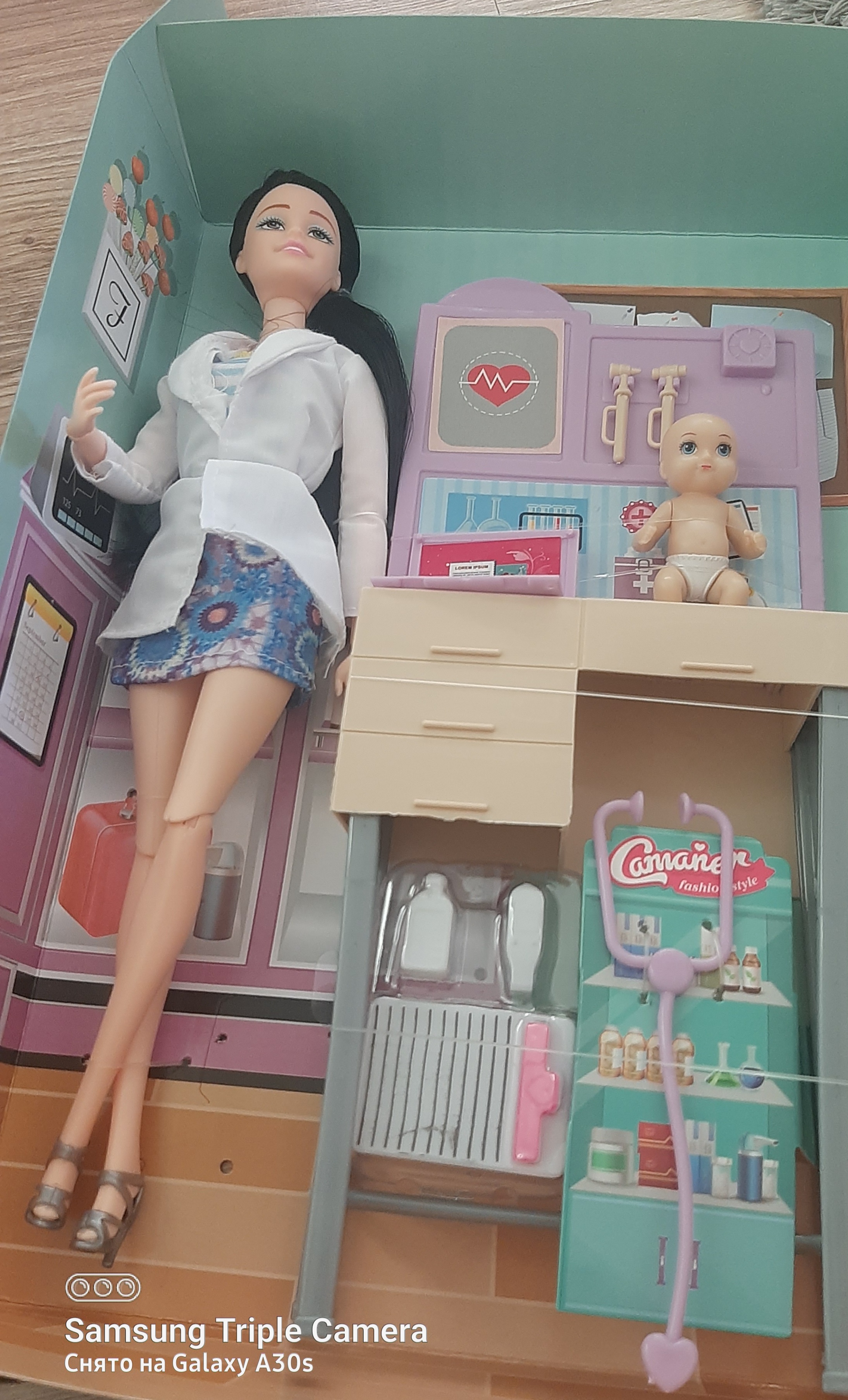 Фотография покупателя товара Кукла-модель шарнирная «Доктор Лиза» с малышом, мебелью и аксессуарами, в халате - Фото 2