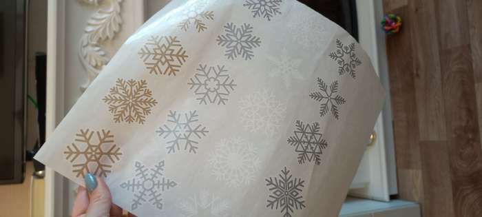 Фотография покупателя товара Наклейки интерьерные новогодние "Снежинки", (набор 25 шт), белые, золото, серебро, 4х4 см - Фото 11