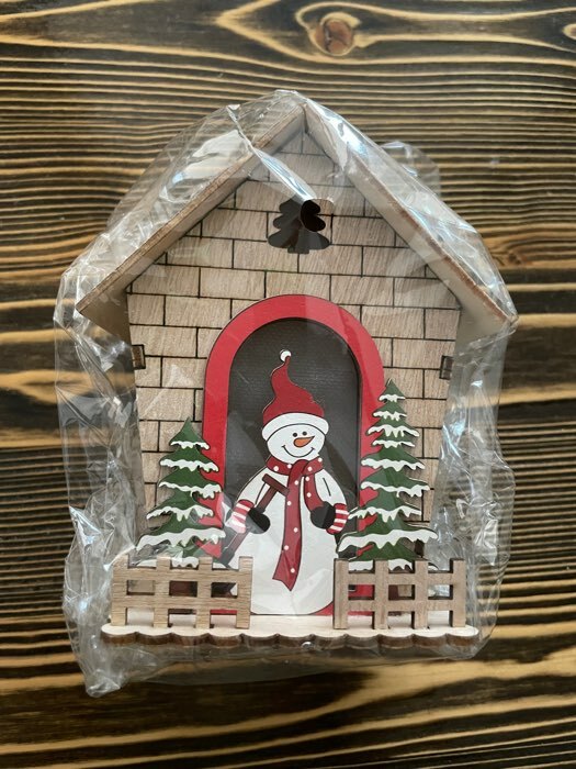 Фотография покупателя товара Ёлочная игрушка «Домик со снеговиком», от батареек, свечение тёплое белое - Фото 2
