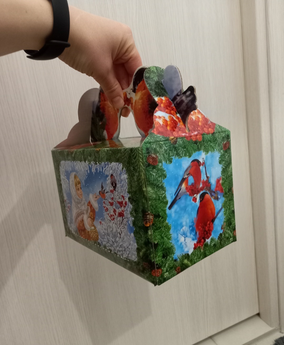 Фотография покупателя товара Коробка подарочная"Кормушка снегири", с окном, 20,5 х 12,3 х 22 см
