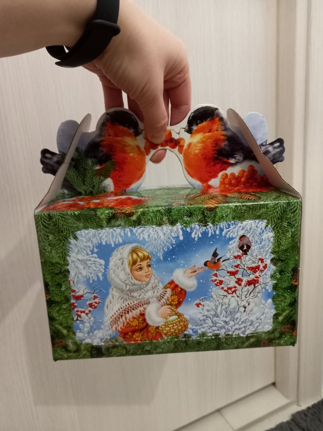 Фотография покупателя товара Коробка подарочная"Кормушка снегири", с окном, 20,5 х 12,3 х 22 см - Фото 2