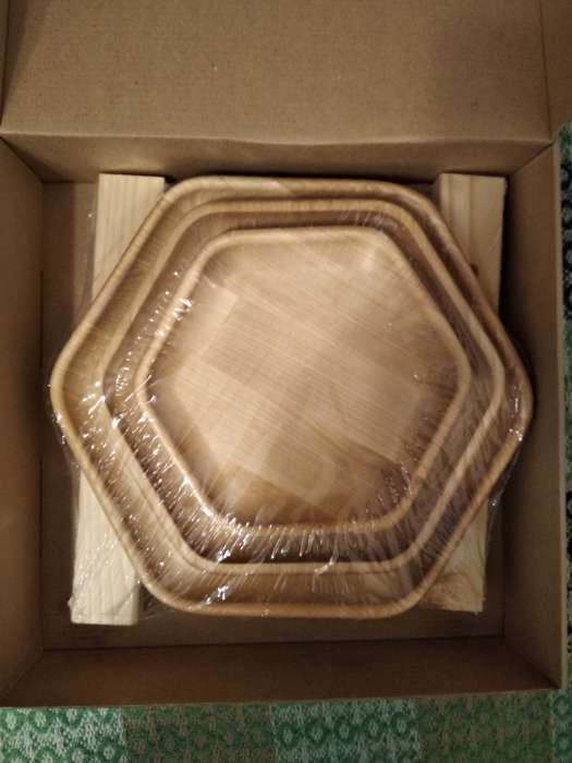 Фотография покупателя товара Подарочный набор деревянной посуды Adelica «Мечта хозяйки», доска разделочная d=28 см, блюдо для подачи d=24 см, менажница d=20 см, подставка, берёза - Фото 2
