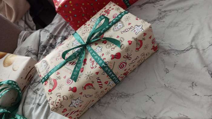 Фотография покупателя товара Бумага упаковочная глянцевая "Рождественская конфета", 70 х 100 см, 1 лист - Фото 4