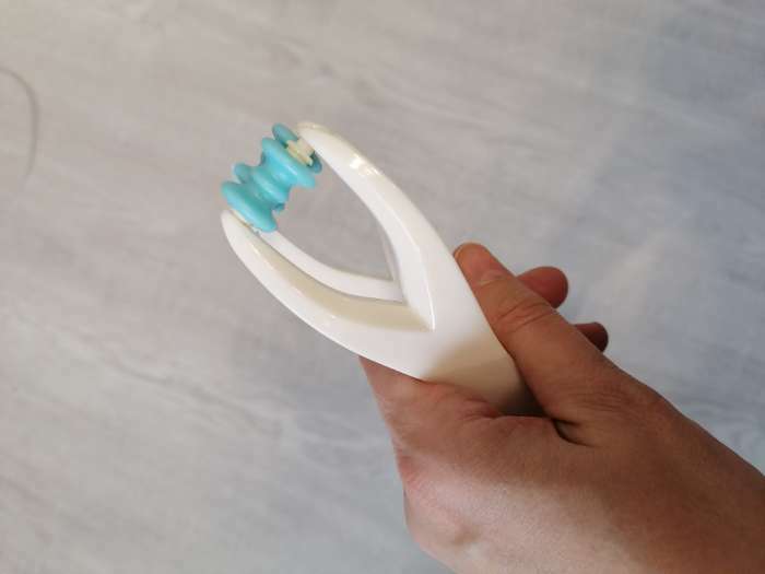 Фотография покупателя товара Массажёр для пальцев рук, двусторонний, с магнитом, 16,5 × 3,5 × 3,5см, цвет МИКС - Фото 4