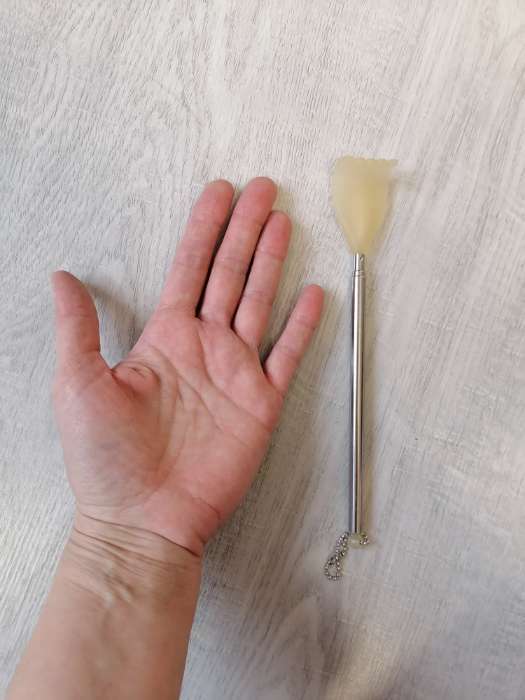 Фотография покупателя товара Массажёр - чесалка, с раздвижной ручкой, с подвесом, 20/42 см, цвет жёлтый