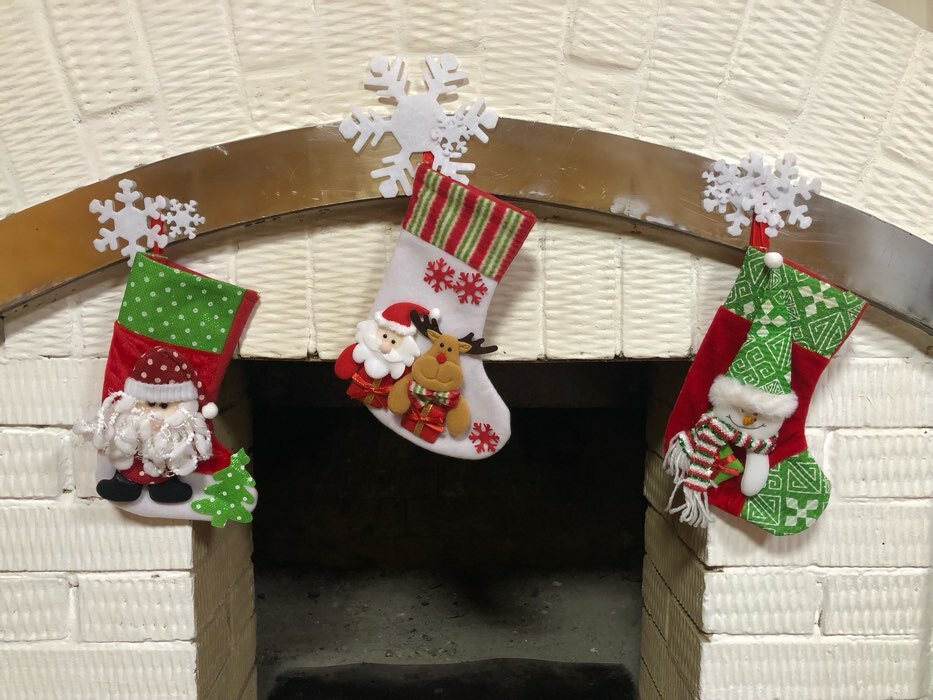 Фотография покупателя товара Носок для подарков "Дед Мороз с ёлочкой" 19х26 см, красно-зелёный - Фото 1