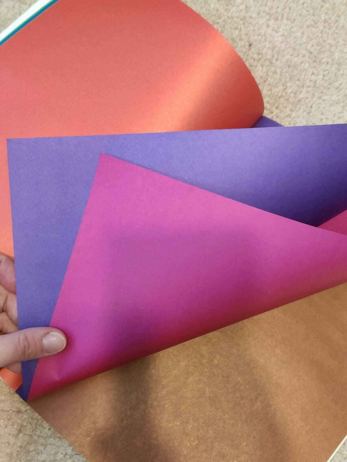 Фотография покупателя товара Бумага цветная двусторонняя А4, 16 листов 8 цветов "Страна чудес. Шляпник", с трафаретами - Фото 1