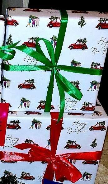 Фотография покупателя товара Бумага упаковочная глянцевая двухсторонняя «Новогодние машины», 70 × 100 см - Фото 1