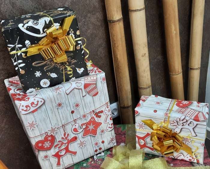Фотография покупателя товара Бумага упаковочная глянцевая "Рождественская гирлянда", 70 х 100 см,1 лист - Фото 2