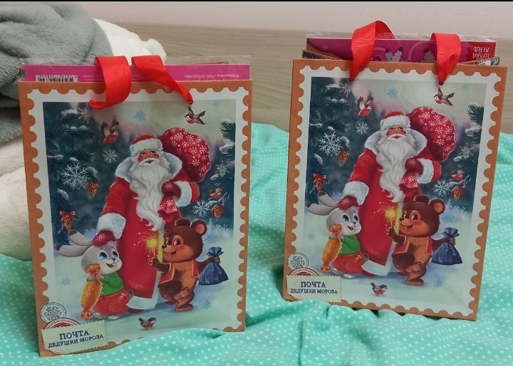 Фотография покупателя товара Пакет крафтовый вертикальный «Дедушка мороз и зверята», MS 18 × 23 × 10 см