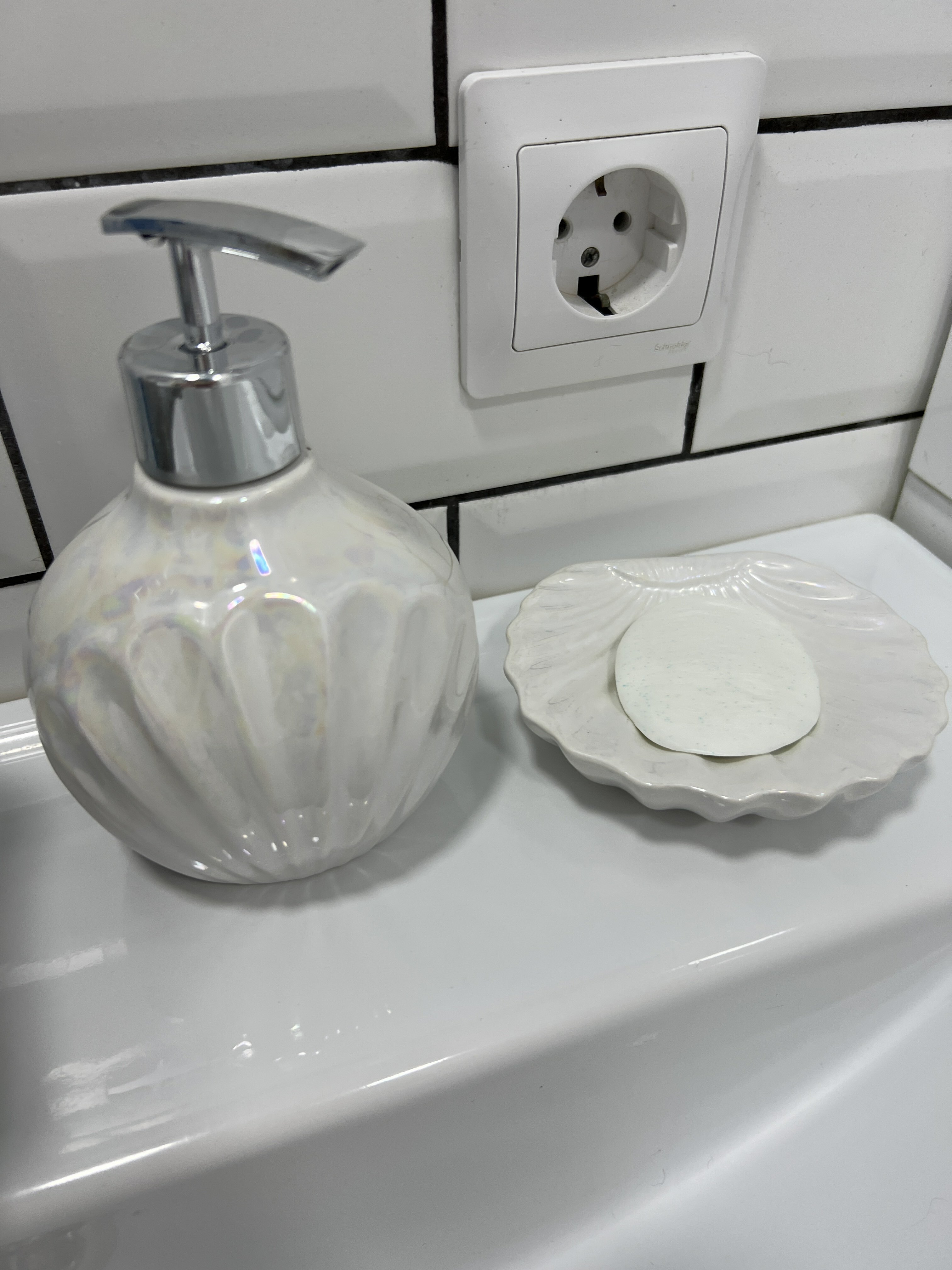 Фотография покупателя товара Набор аксессуаров для ванной комнаты «Ариэль», 2 предмета (дозатор 480 мл, мыльница), цвет белый - Фото 1