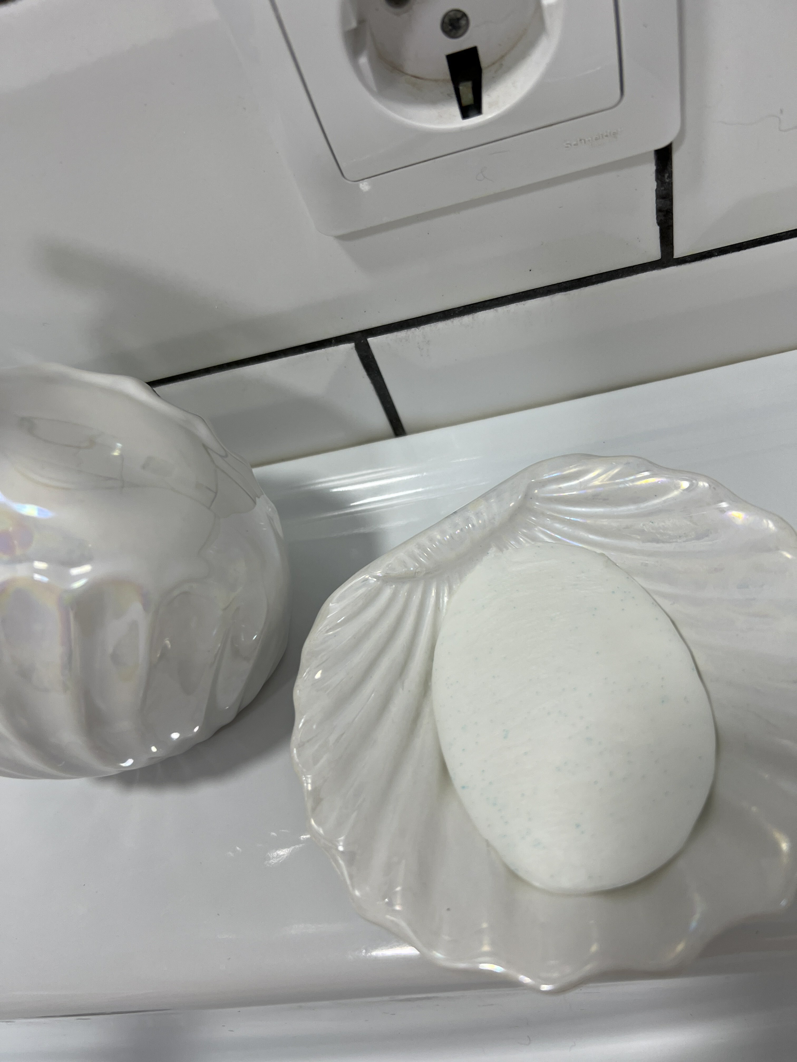 Фотография покупателя товара Набор аксессуаров для ванной комнаты «Ариэль», 2 предмета (дозатор 480 мл, мыльница), цвет белый - Фото 2