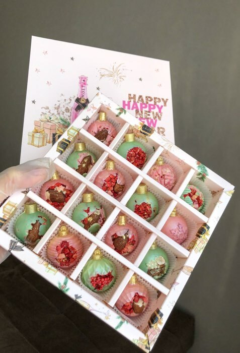Фотография покупателя товара Коробка для конфет 16 шт "Праздничный блеск", 17,7 х 17,7 х 3.8 см