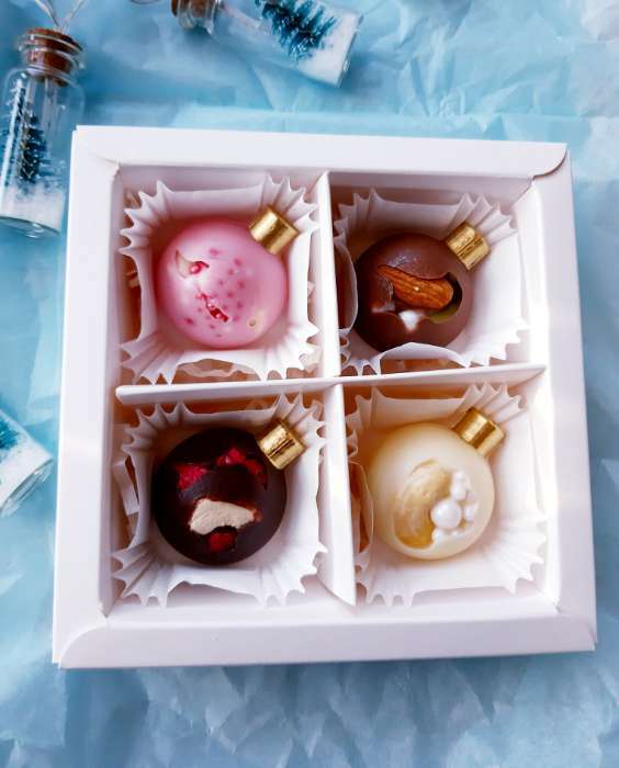 Фотография покупателя товара Коробка для конфет, с окном, изумрудная, 12,5 х 12,5 х 3,5 см - Фото 15