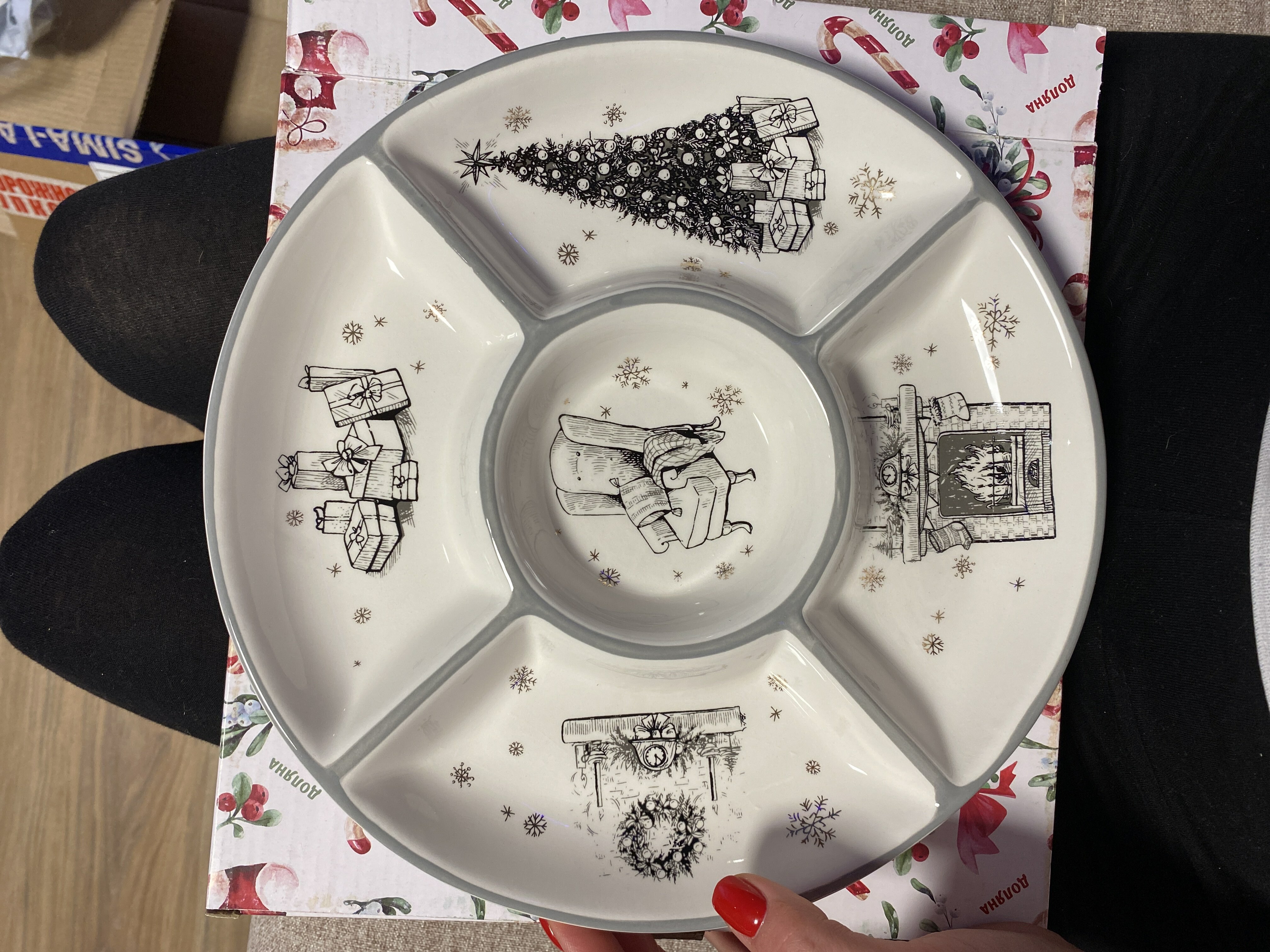Фотография покупателя товара Менажница 5 ячеек Доляна «Рождественский снеговик», d=25,5 см, цвет белый - Фото 2