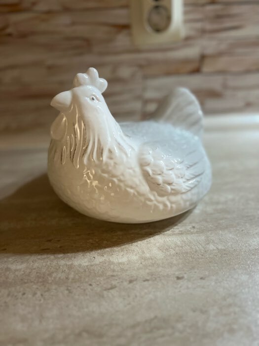 Фотография покупателя товара Ёмкость керамическая для хранения Доляна «Курочка», 22×20.5 см, цвет белый - Фото 9