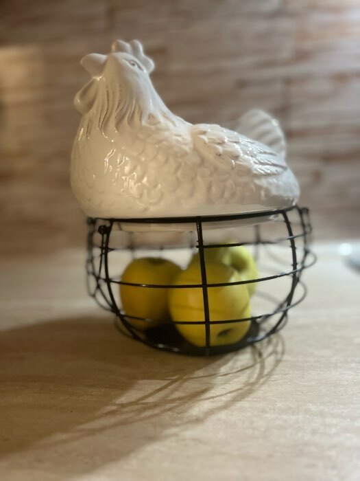 Фотография покупателя товара Ёмкость керамическая для хранения Доляна «Курочка», 22×20.5 см, цвет белый - Фото 6