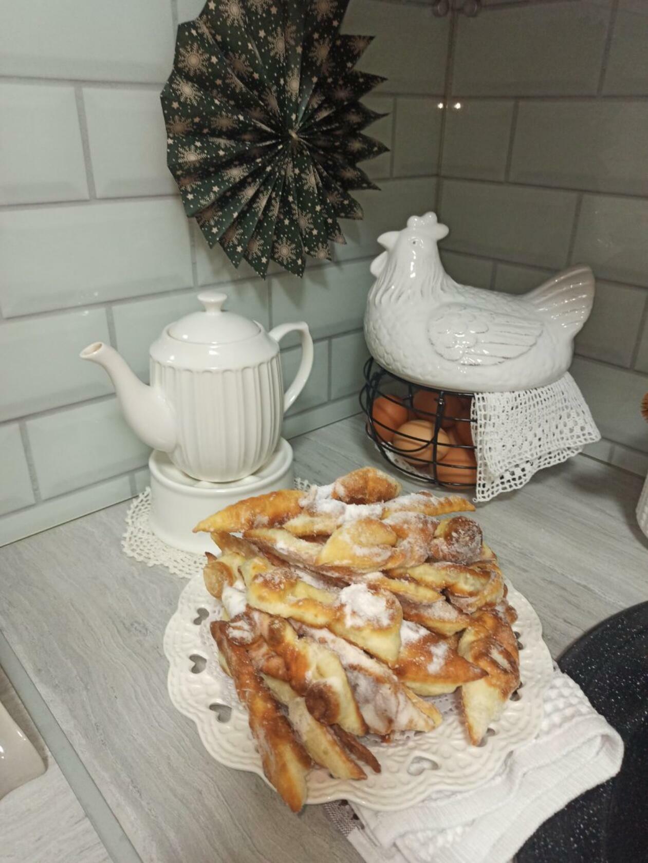 Фотография покупателя товара Ёмкость керамическая для хранения Доляна «Курочка», 22×20.5 см, цвет белый - Фото 5