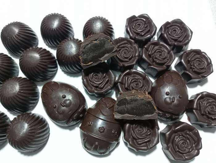 Фотография покупателя товара Форма для шоколада Доляна «Шарики», 24×11,5 см, 15 ячеек (d=2,8 см), цвет МИКС - Фото 1