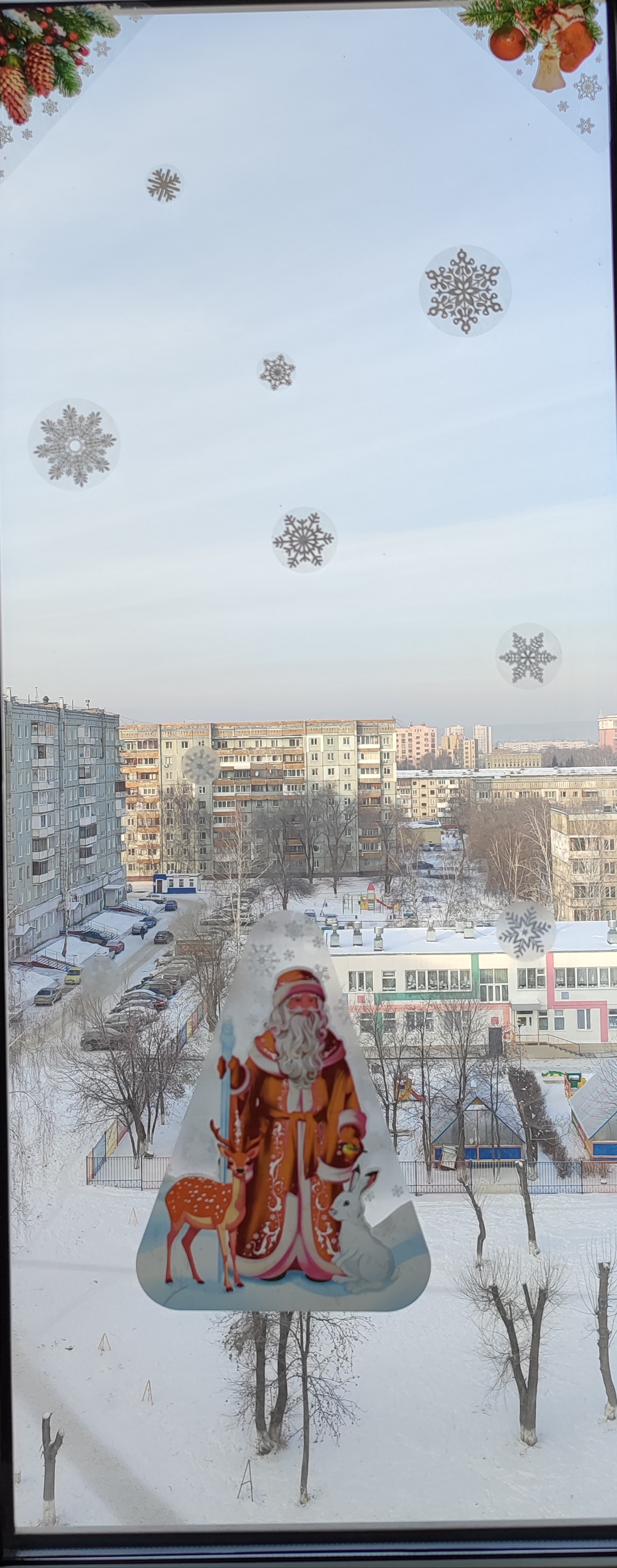 Фотография покупателя товара Набор наклеек новогодних "Дед мороз и снежинки" вырубная, 40 х 30 см - Фото 1