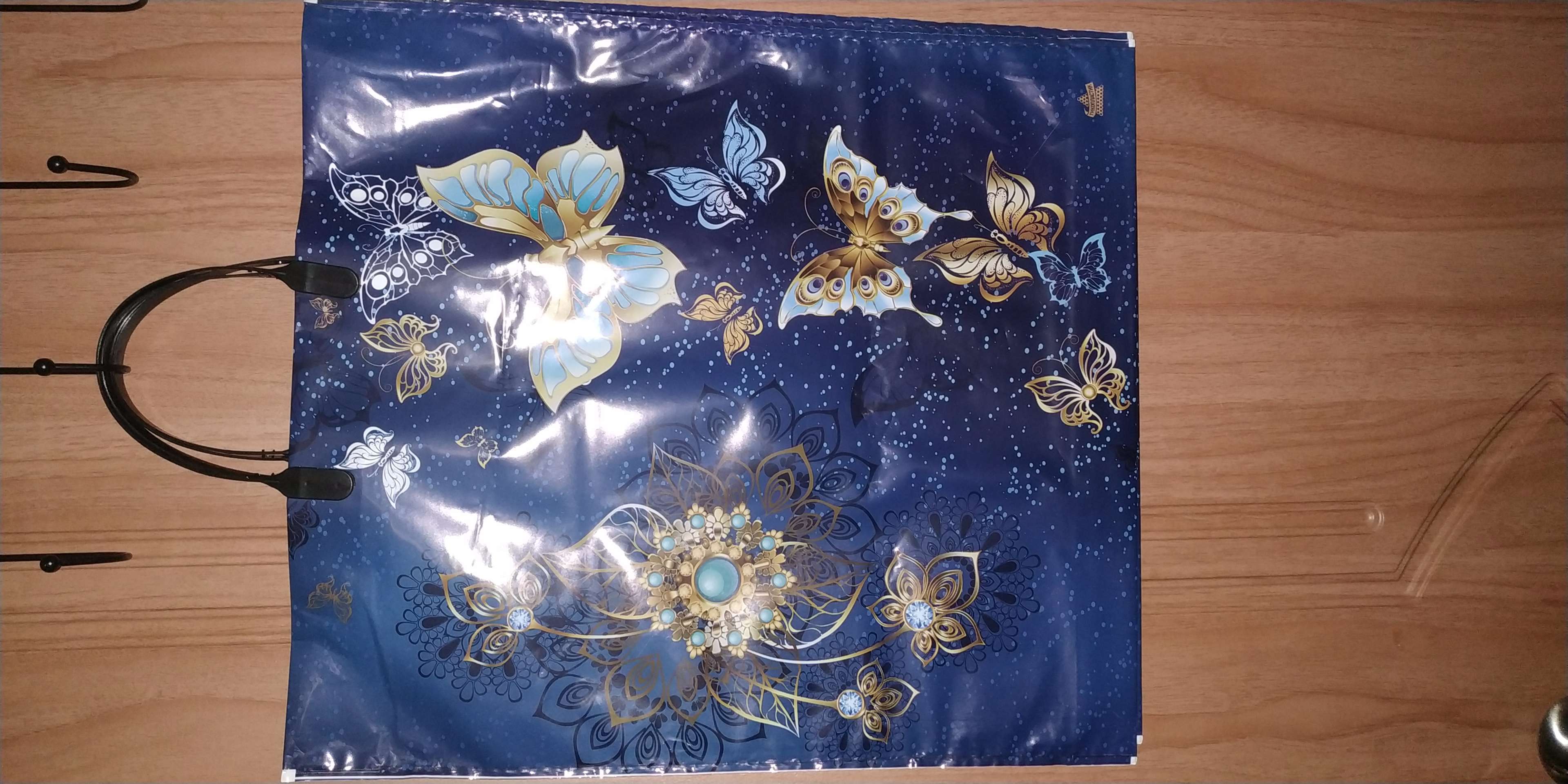 Фотография покупателя товара Пакет "Золотые бабочки", полиэтиленовый с пластиковой ручкой, 44 х 40 см, 100 мкм