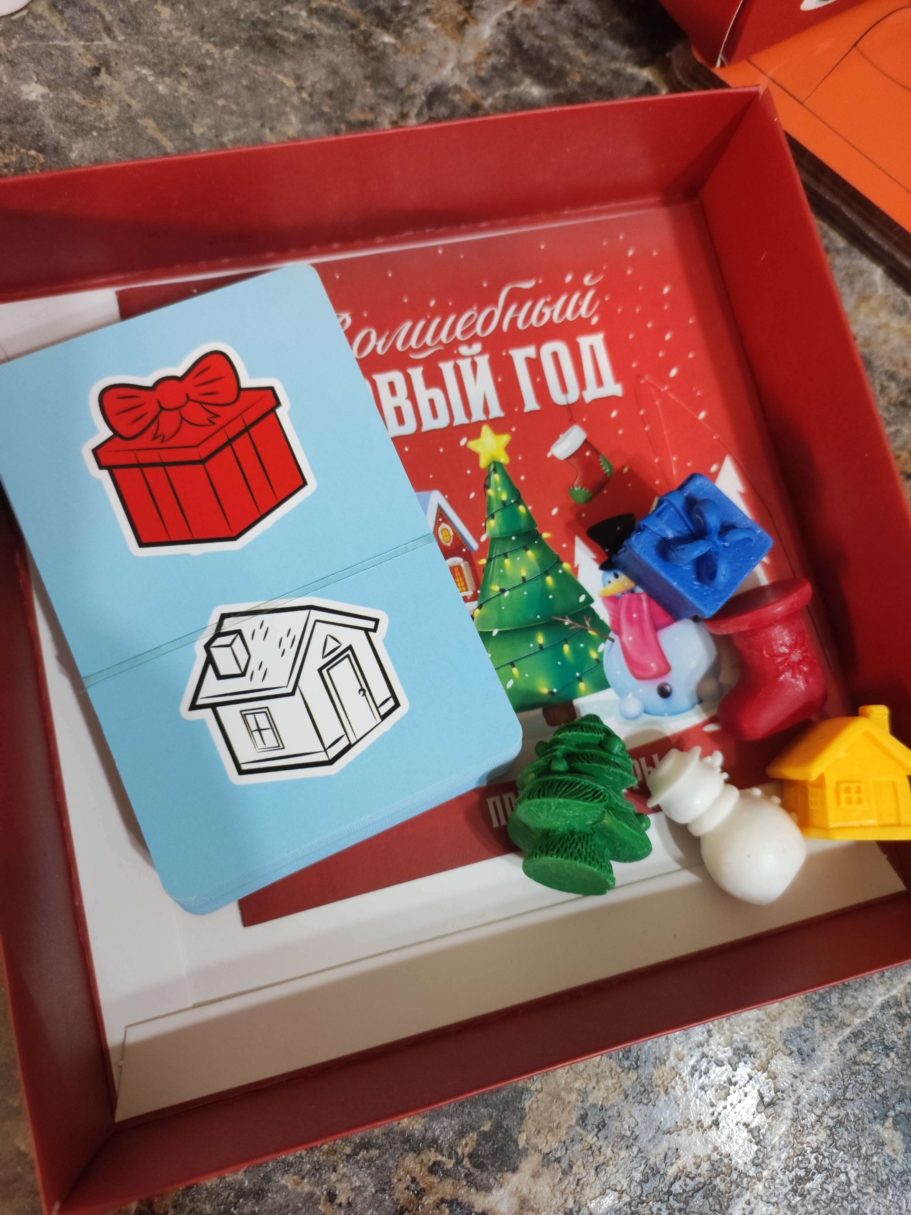 Фотография покупателя товара Новогодняя настольная игра «Волшебный Новый год», 60 карт, 5 фигурок, 4+ - Фото 3
