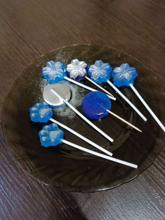 Фотография покупателя товара Форма для леденцов Доляна «Вкусная сладость», силикон, 26,5×11,5 см, 12 ячеек (d=3,5 см), с палочками, цвет МИКС