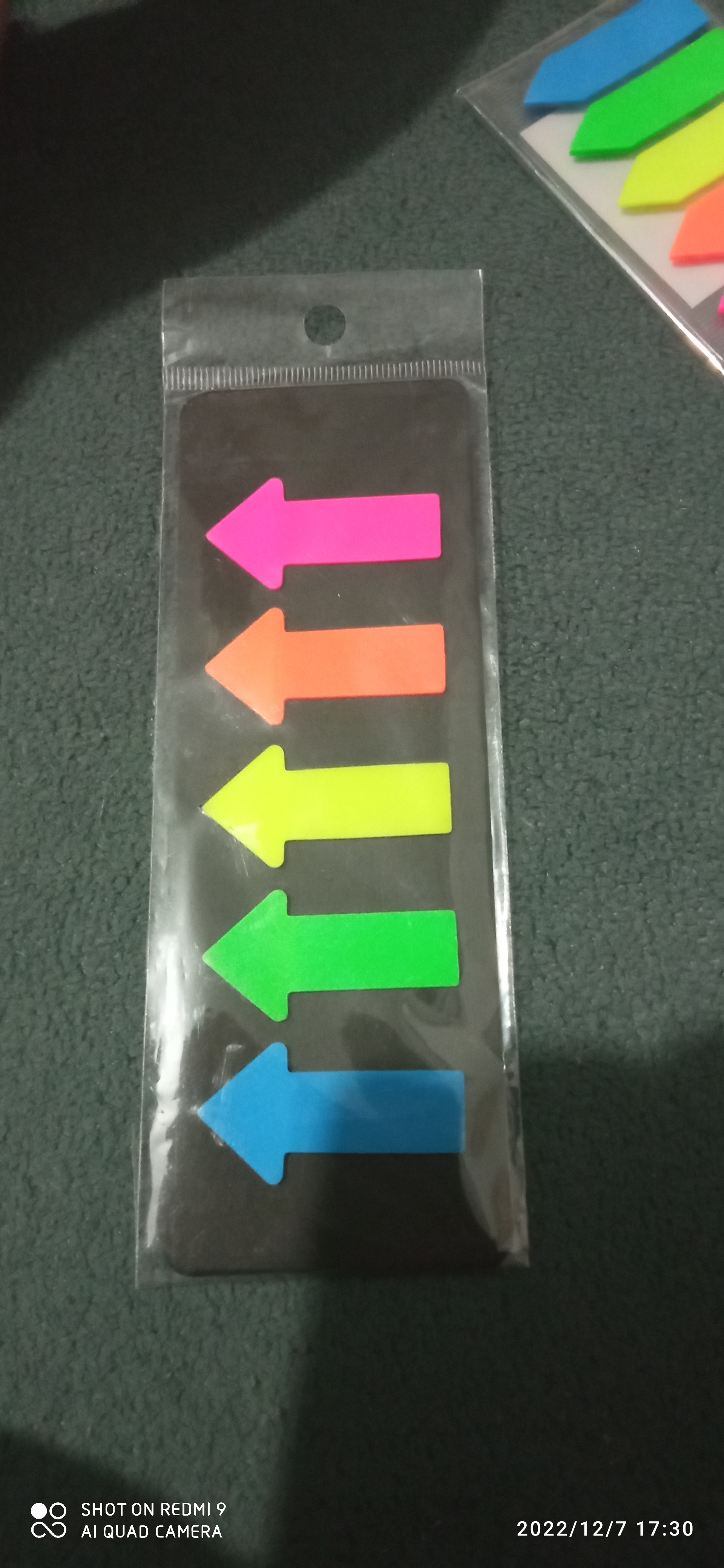 Фотография покупателя товара Блок-закладка "Стрелки" с липким краем 5 x 15 x 51 мм, пластик, 5 цветов по 25 листов, флуоресцентный, МИКС - Фото 1
