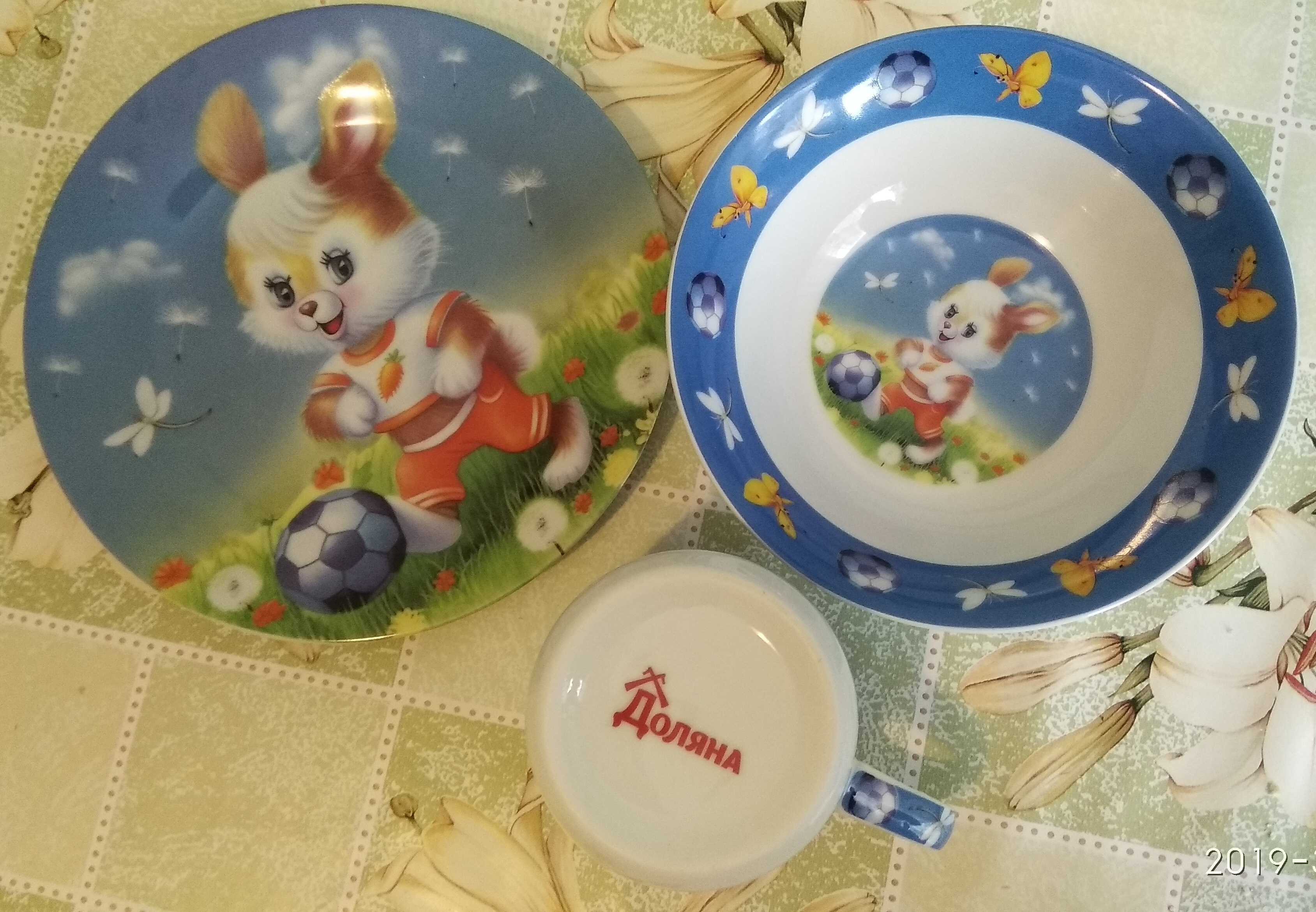 Фотография покупателя товара Набор детской посуды Доляна «Заяц футболист», 3 предмета: кружка 230 мл, миска 400 мл, тарелка d=18 см