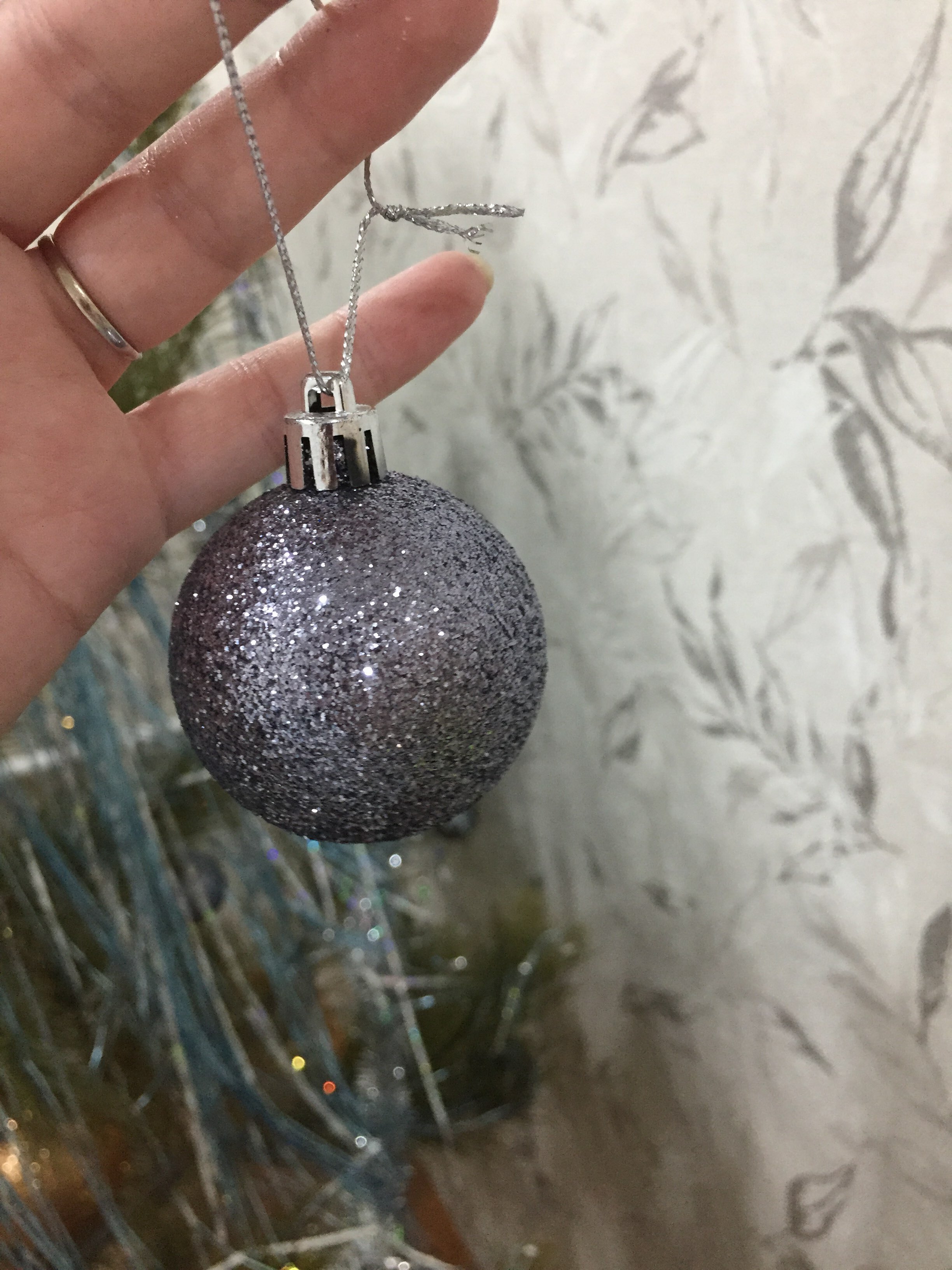 Фотография покупателя товара Ёлочные игрушки «Новогодние ветви», шары новогодние, набор 12 шт., d=5 см, серый - Фото 3