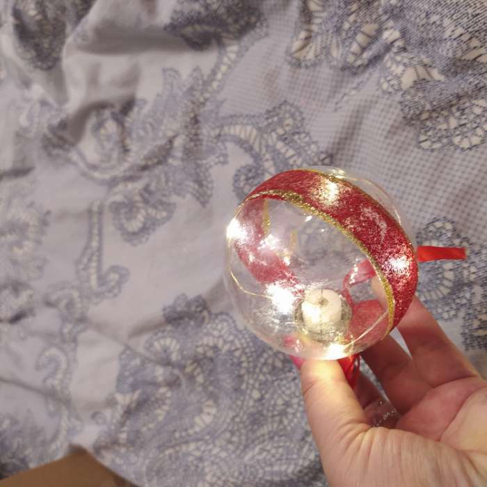 Фотография покупателя товара Набор ёлочных шаров «Шары с еловыми шишками» 3 шт., батарейки, 5 LED, свечение тёплое белое - Фото 6