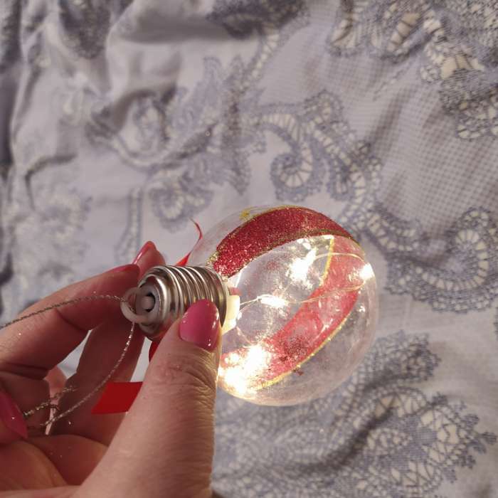 Фотография покупателя товара Набор ёлочных шаров «Шары с еловыми шишками» 3 шт., батарейки, 5 LED, свечение тёплое белое - Фото 3