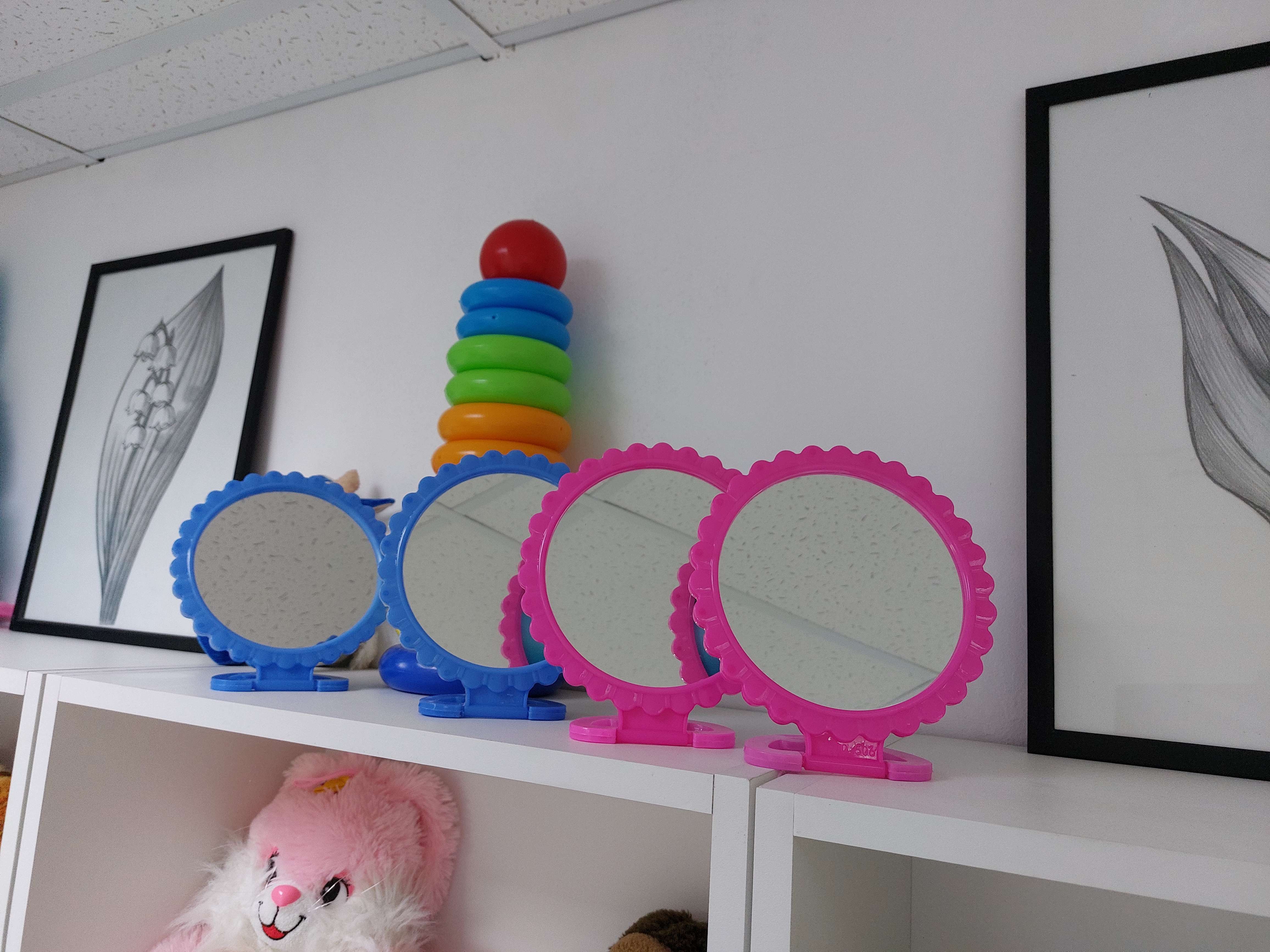 Фотография покупателя товара Зеркало настольное - подвесное «Круг», с рамкой под фотографию, d зеркальной поверхности 12 см, цвет МИКС