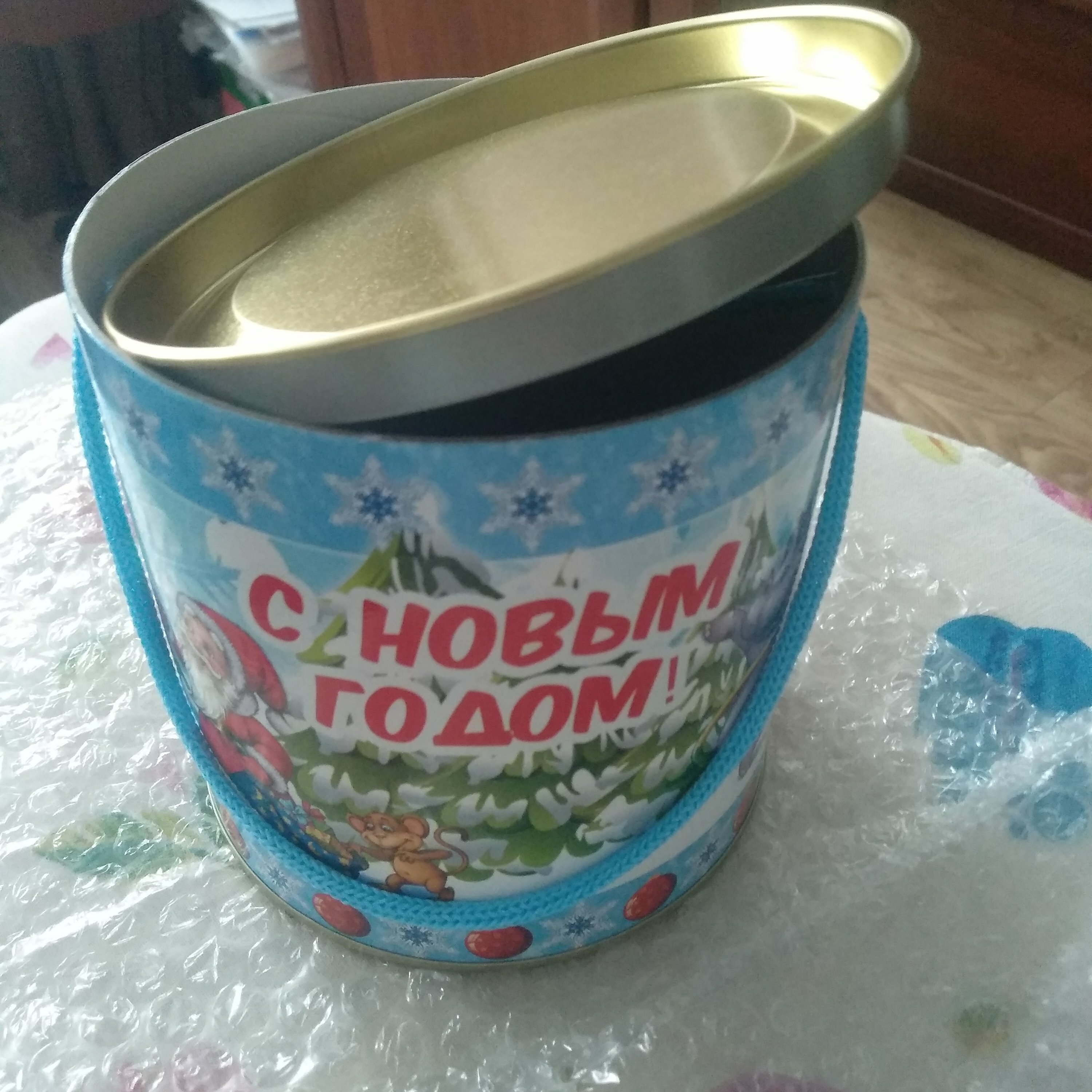 Фотография покупателя товара Подарочная новогодняя коробка - тубус «Снегири с рябиной» 120×120 мм (100 мм внутр. высота). - Фото 1