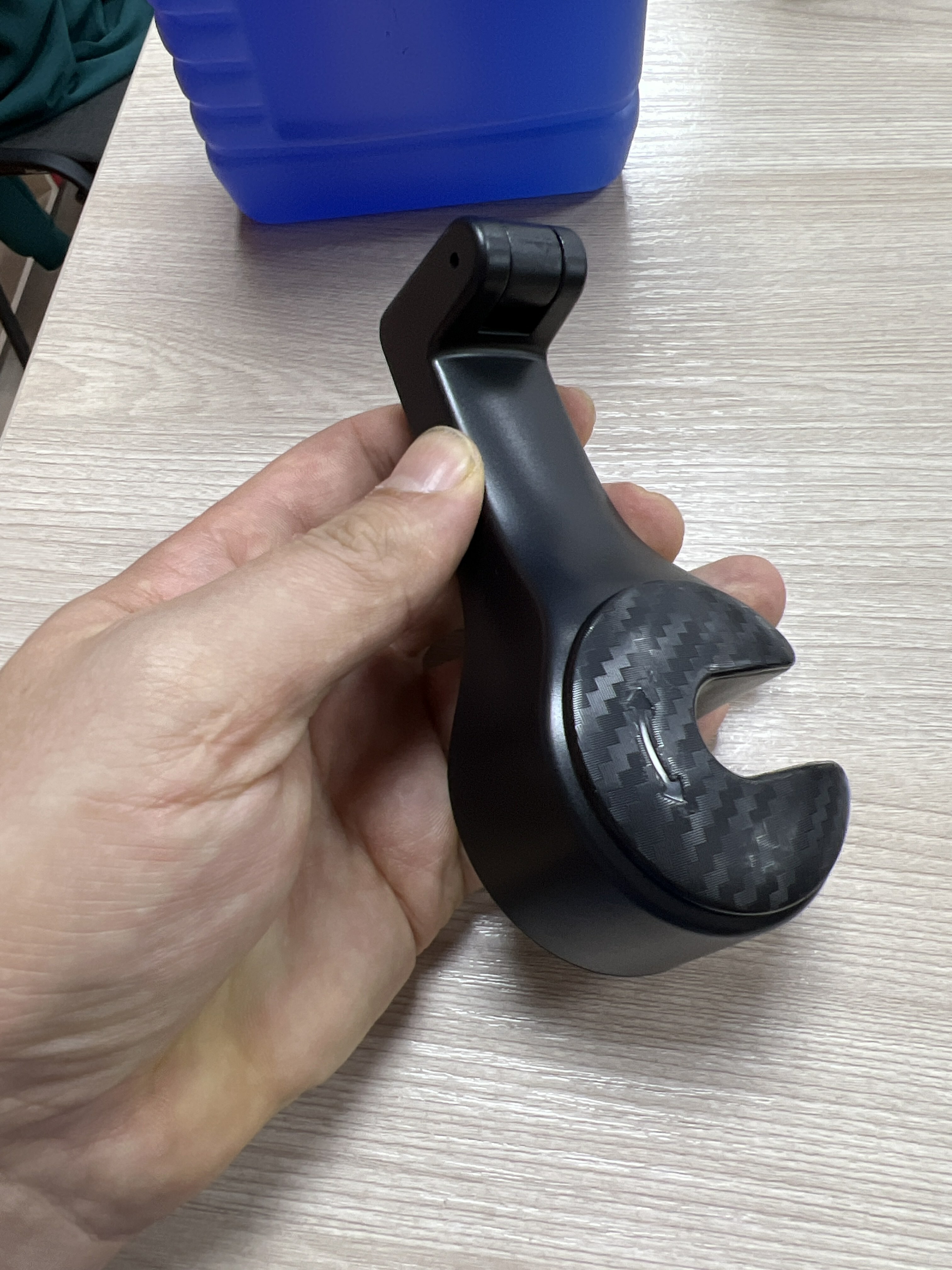 Фотография покупателя товара Вешалка-крючок TORSO, на подголовник с держателем телефона