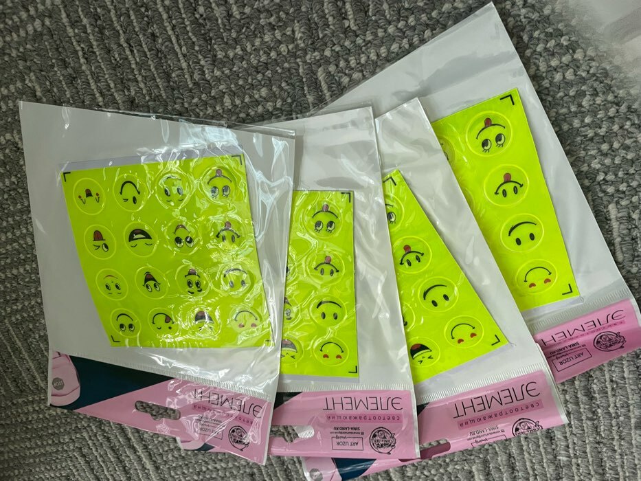 Фотография покупателя товара Светоотражающие наклейки «Смайлы», d = 2 см, 16 шт на листе, цвет жёлтый - Фото 1