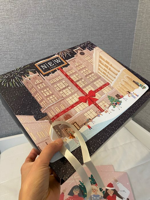 Фотография покупателя товара Коробка подарочная новогодняя складная «Новогодний город», 31 х 24.5 х 8 см, Новый год - Фото 4