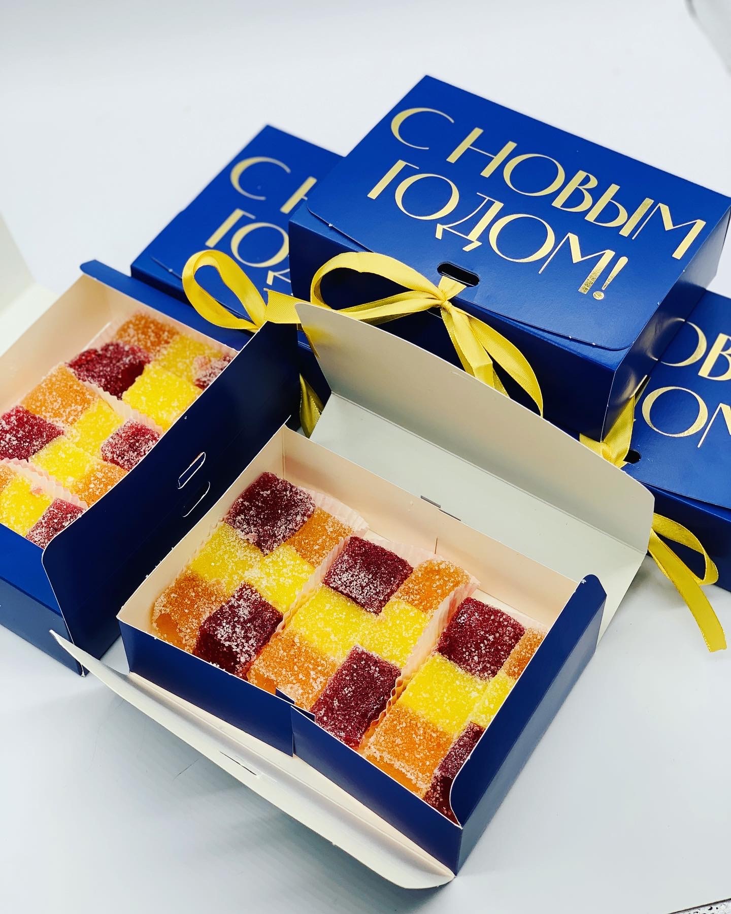 Фотография покупателя товара Коробка подарочная новогодняя складная «С Новым годом», тиснение, синий, 16.5×12×5 см - Фото 7