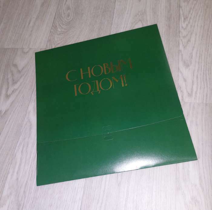 Фотография покупателя товара Складная коробка подарочная «С новым годом», тиснение, зеленый, 31 × 24,5 × 9 см - Фото 3