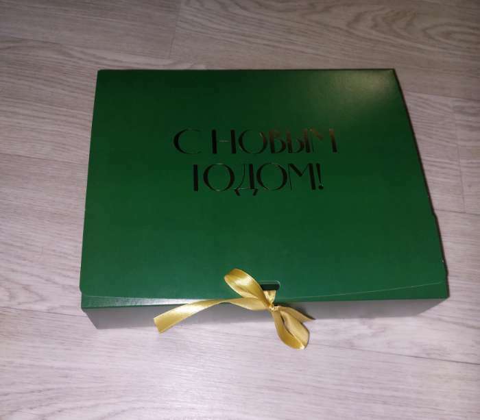 Фотография покупателя товара Складная коробка подарочная «С новым годом», тиснение, зеленый, 31 × 24,5 × 9 см - Фото 2