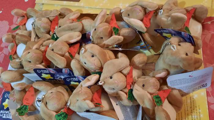 Фотография покупателя товара Мягкая игрушка «Кролик с морковкой», на подвеске, цвет коричневый - Фото 1