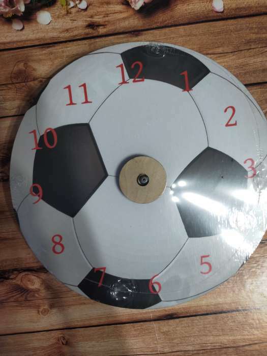 Фотография покупателя товара Часы настенные "Футбольный мяч", дискретный ход, d-23.5 см