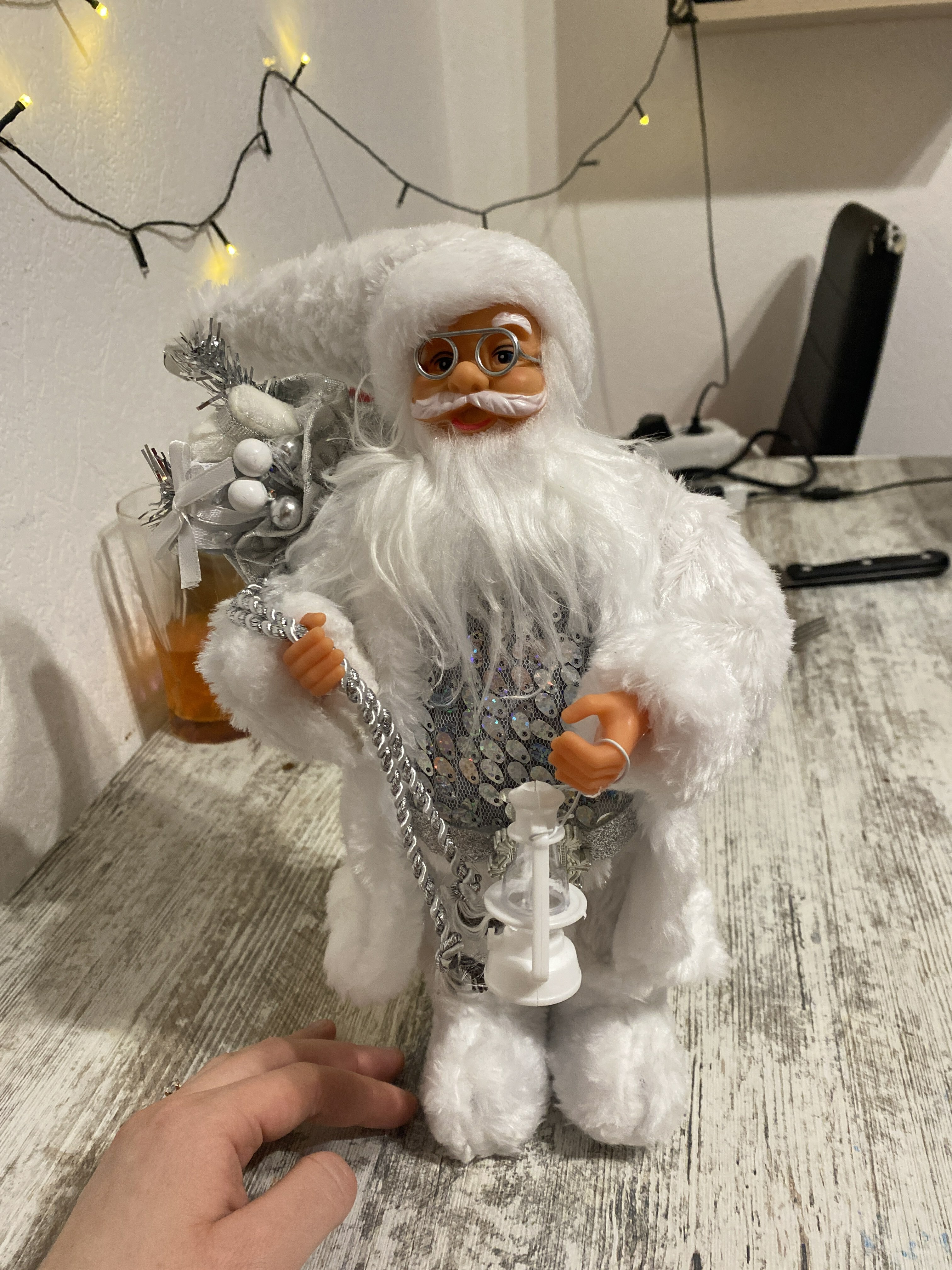 Фотография покупателя товара Дед Мороз "В кафтане с пайетками и с фонариком" 30 см, серебристо-белый - Фото 1