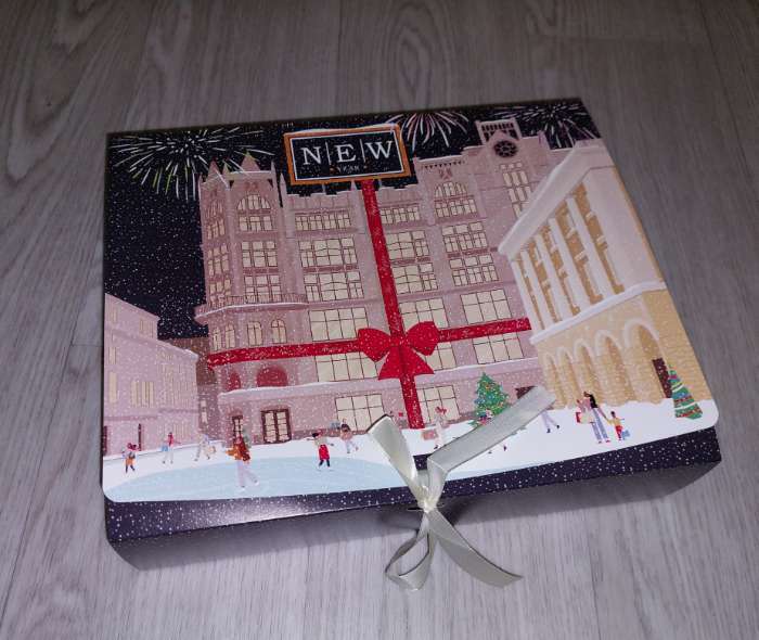 Фотография покупателя товара Коробка подарочная новогодняя складная «Новогодний город», 31 х 24.5 х 8 см, Новый год - Фото 1