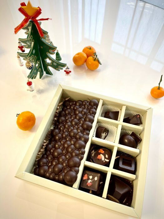 Фотография покупателя товара Коробка под 8 конфет + шоколад, с окном, «Шишки»,17.7×17.85×3.85 см - Фото 3