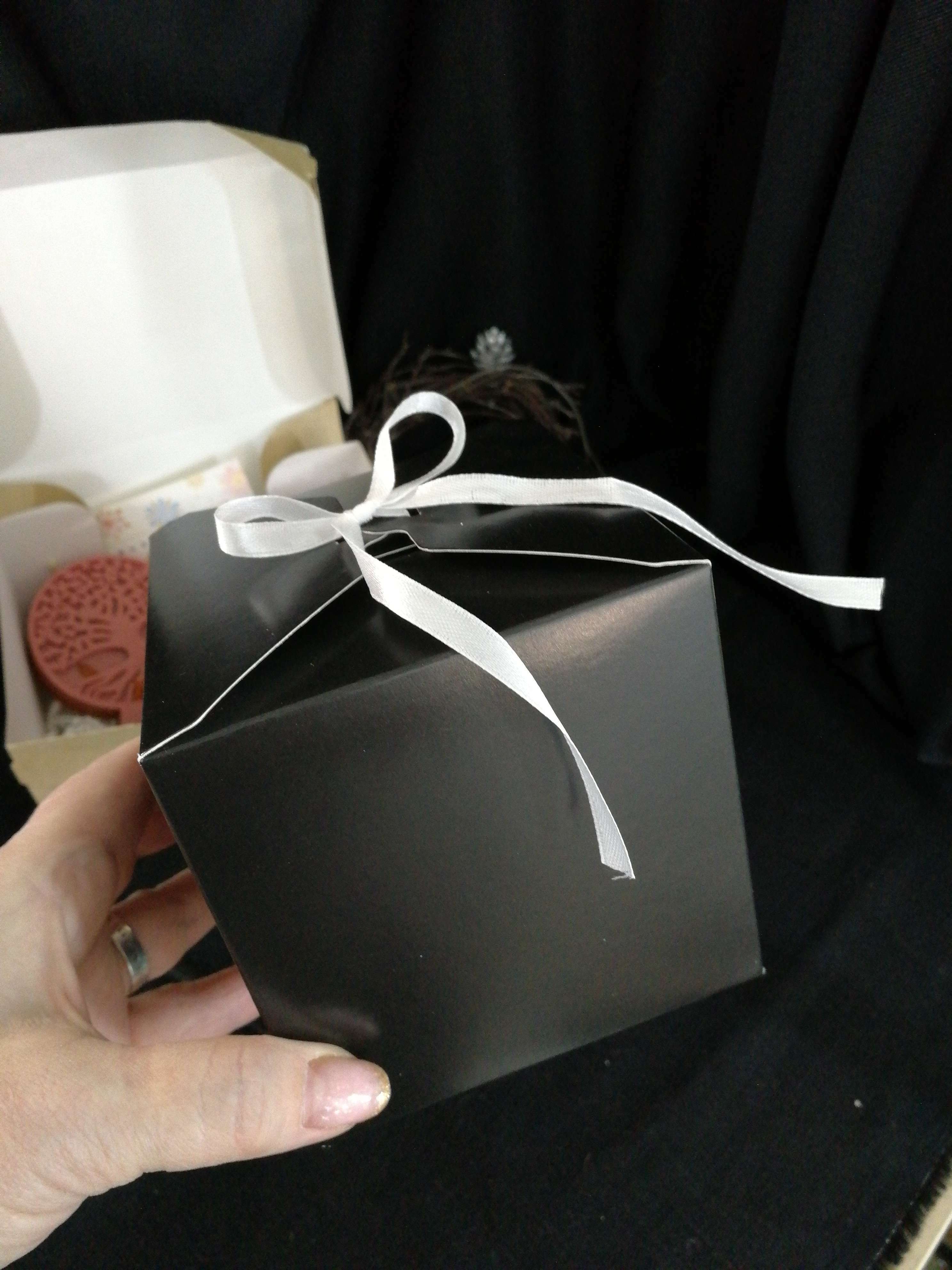 Фотография покупателя товара Коробка складная чёрная, 10 х 10 х 10 см - Фото 3
