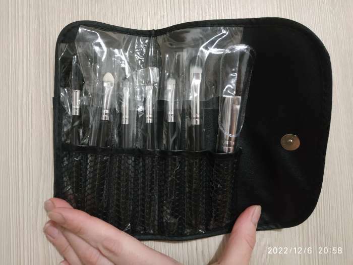 Фотография покупателя товара Набор кистей для макияжа «Вензель», 7 предметов, чехол на кнопке, цвет чёрный - Фото 1