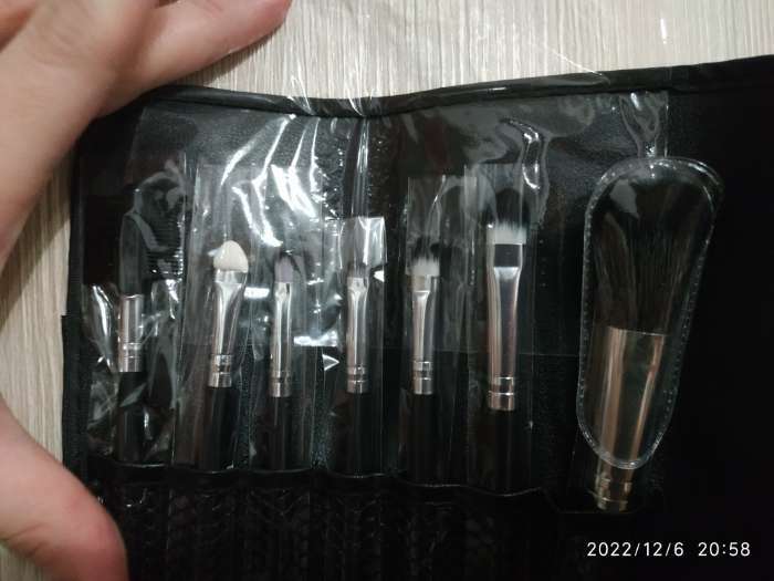 Фотография покупателя товара Набор кистей для макияжа «Вензель», 7 предметов, чехол на кнопке, цвет чёрный