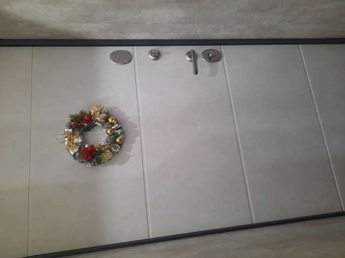 Фотография покупателя товара Венок новогодний d-22 см "Серебряные подарки и колокольчики"